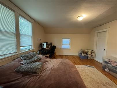 Building Photo - "Cozy 1-Bedroom Retreat in Minneapolis - Your Perfect Upper-Level Haven!"