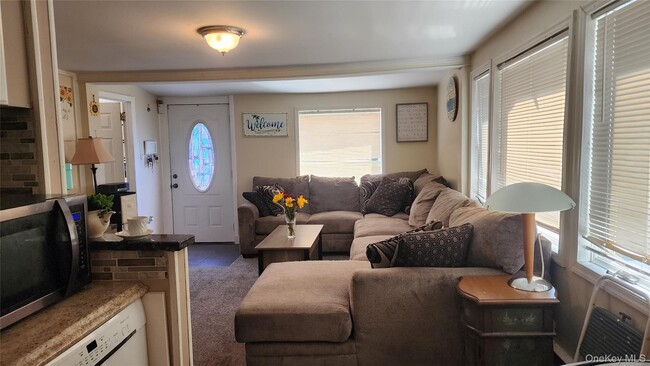 Building Photo - 193 Commack Rd