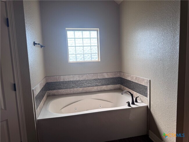 Building Photo - 2033 Catkins Ln