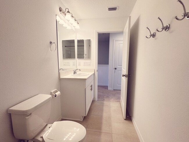 Building Photo - Beautifully maintained 3/2.5 townhome and community with pool!