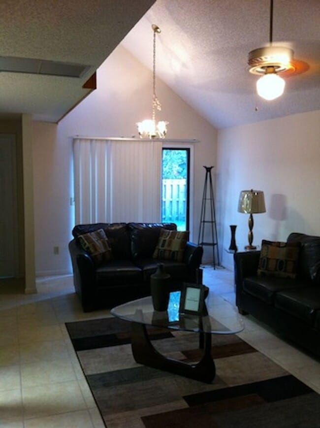 Building Photo - Charming 3-Bed, 2-Bath Home in a Prime Location! Move in Specials:$100 off your first month's ren...