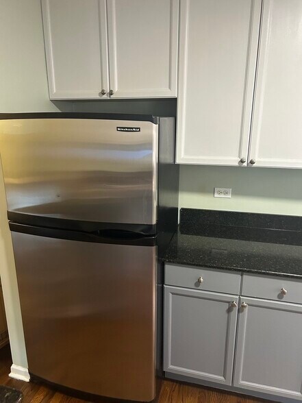 Building Photo - 1538 W Chase Ave