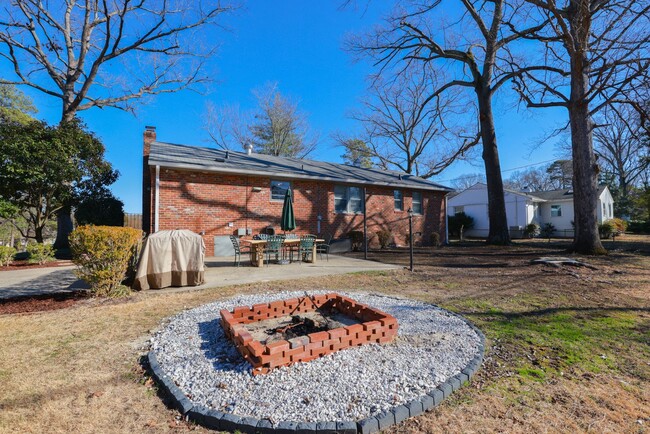 Building Photo - Welcome Home to Pinedale Farms in Westend!