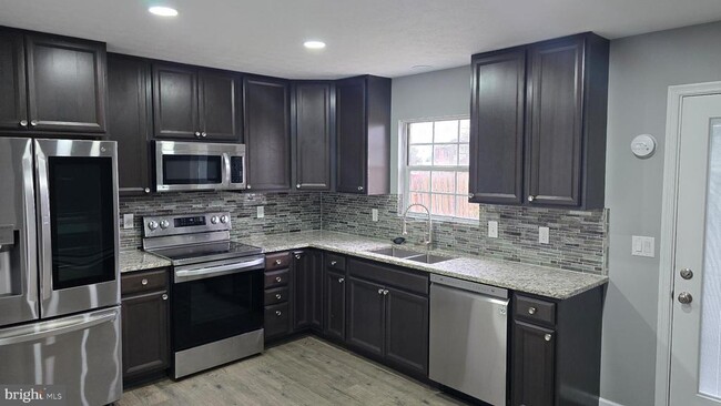 Building Photo - 214 Nottoway Dr