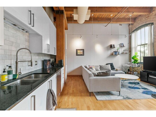 Building Photo - 400 N 1st St