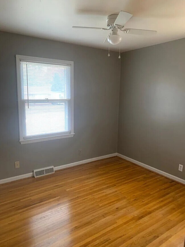 Building Photo - 1094 Briarwood Dr