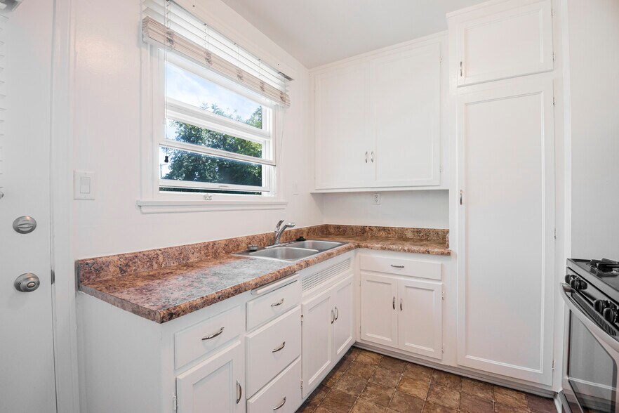 Building Photo - 8754.5 Belford Ave