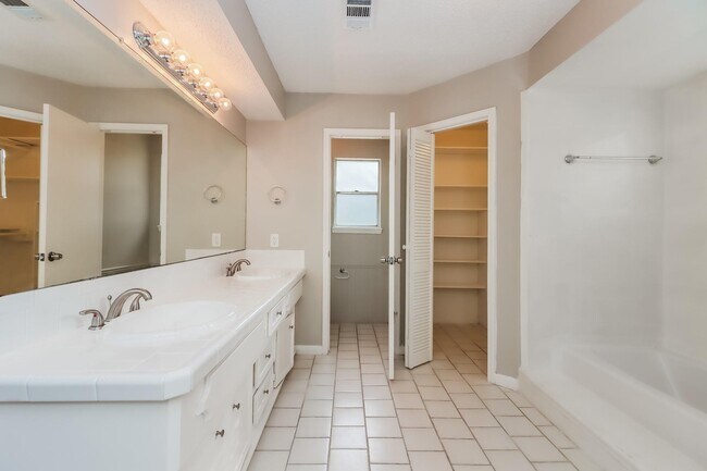 Building Photo - 3823 Glenheather Dr