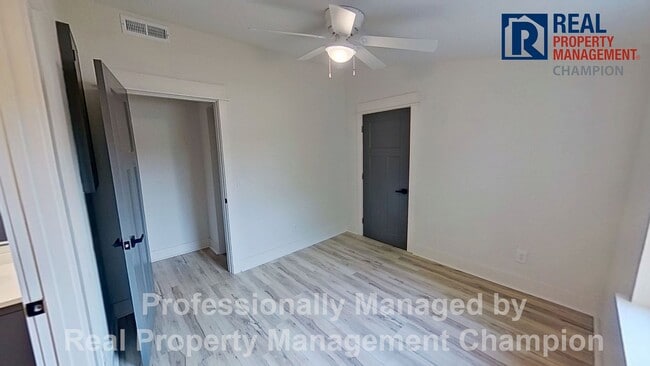 Building Photo - Freshly Renovated Minutes to downtown Wilmington dining, with off-street parking