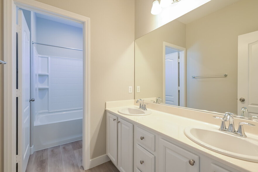 Building Photo - 613 Bright Valley Pl