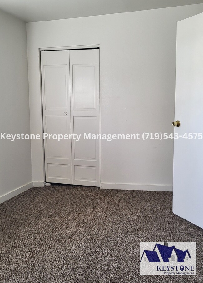 Building Photo - 2 Bedroom/1 Bathroom Apartment on 2nd leve...