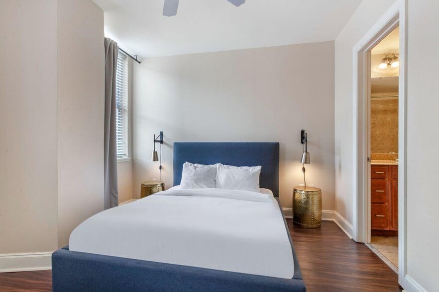 Building Photo - 925 Common St