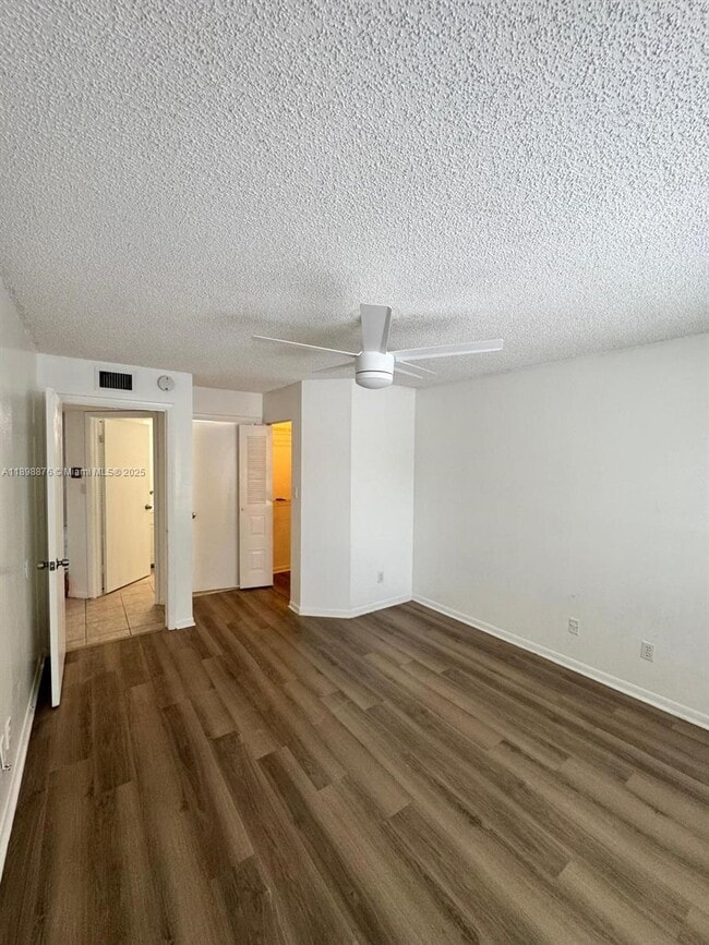 Building Photo - 911 Coral Club Dr
