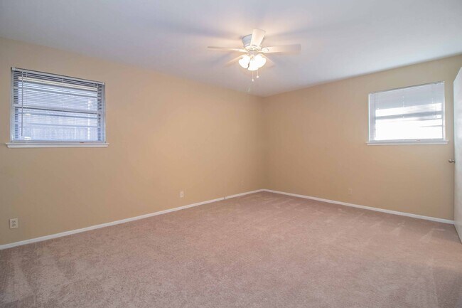 Building Photo - SOUTH HILLS Home on Large Corner Lot!!!!