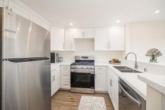 Building Photo - 2369 Ravenwood Dr