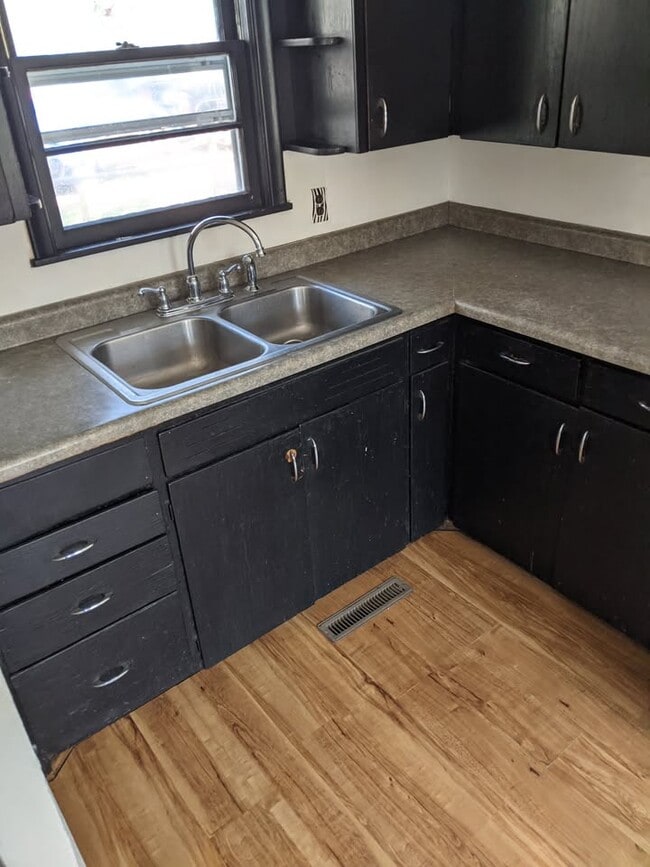 Building Photo - 512 1st Ave NE