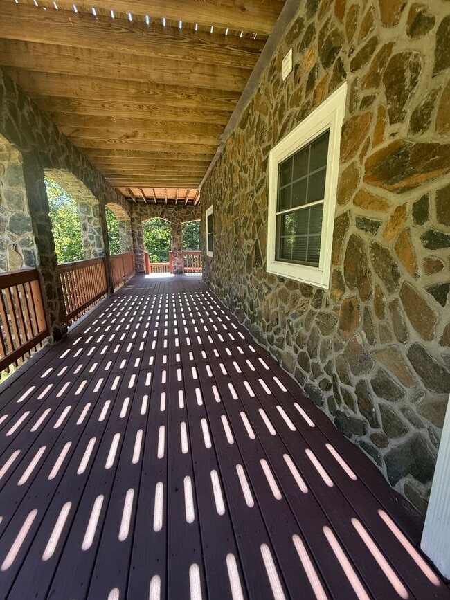 Building Photo - 167 Wagon Wheel Ln