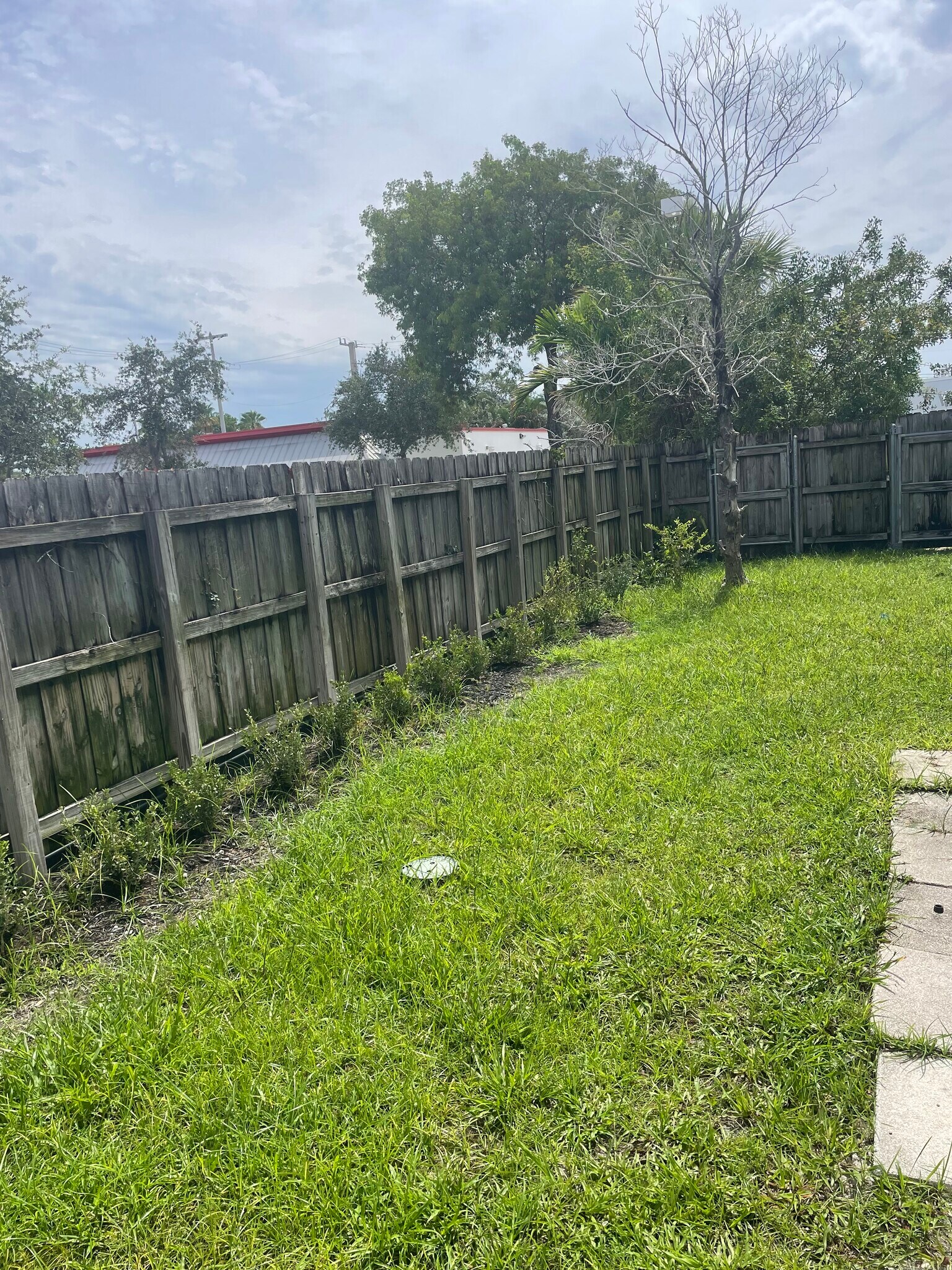back yard right side - 8 SE 19th Ave
