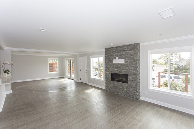 Building Photo - Newly Remodeled 3 Bedroom House by La Joll...