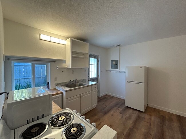 Building Photo - Newly Remodeled Studio in Downtown Redmond