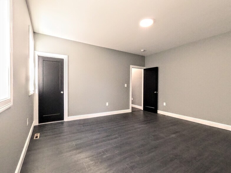 Building Photo - 2 Sunnyside St