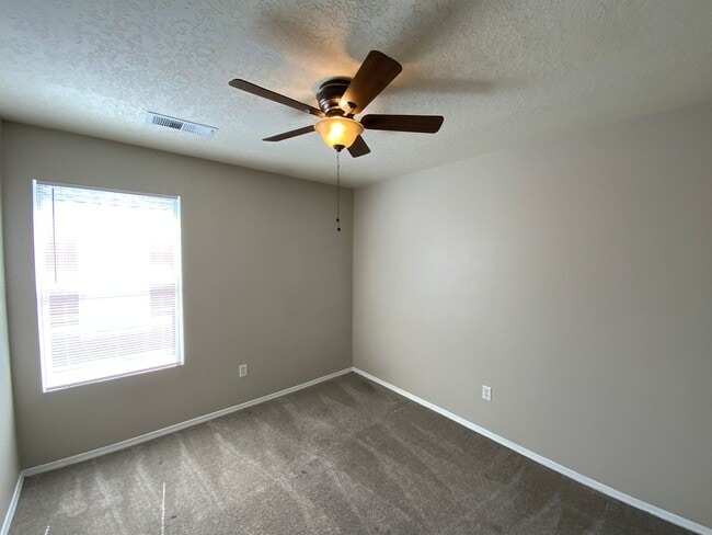 Building Photo - 3 Bedroom Single Story Home Available in V...