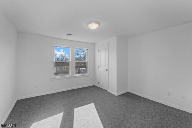 Building Photo - 43 Hillcrest Ave