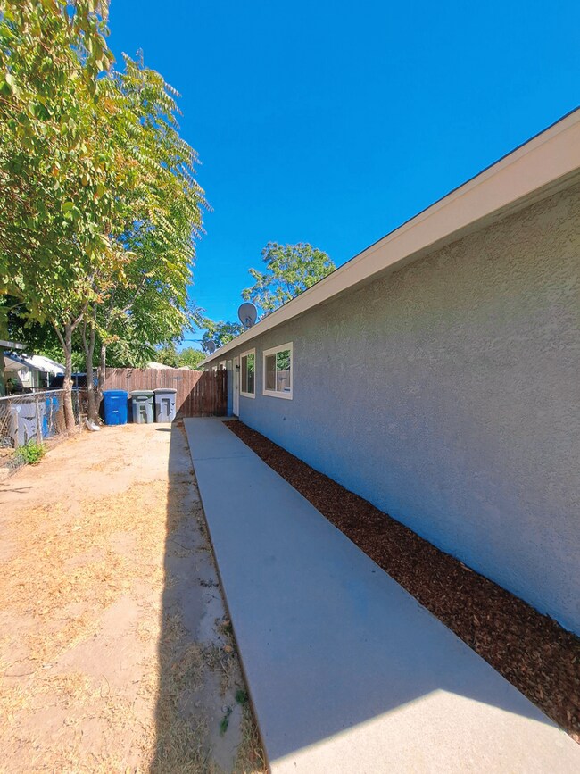 Building Photo - 2221 S Poppy Ave