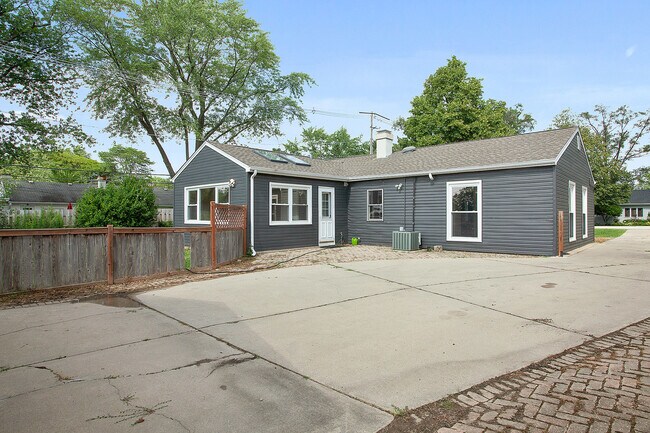 Building Photo - 5508 S Bruner St