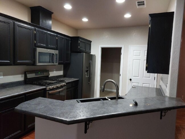 Building Photo - 3 bed 2 bath Home for Rent in Grants Pass