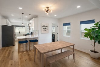 Building Photo - 8936 S Manhattan Pl