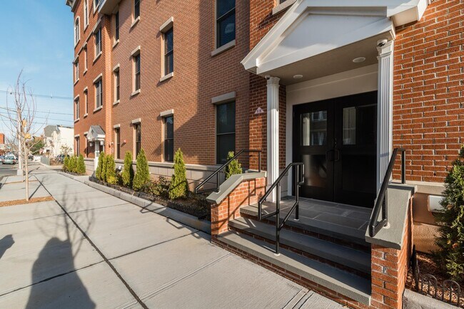 Building Photo - 974 Summit Ave