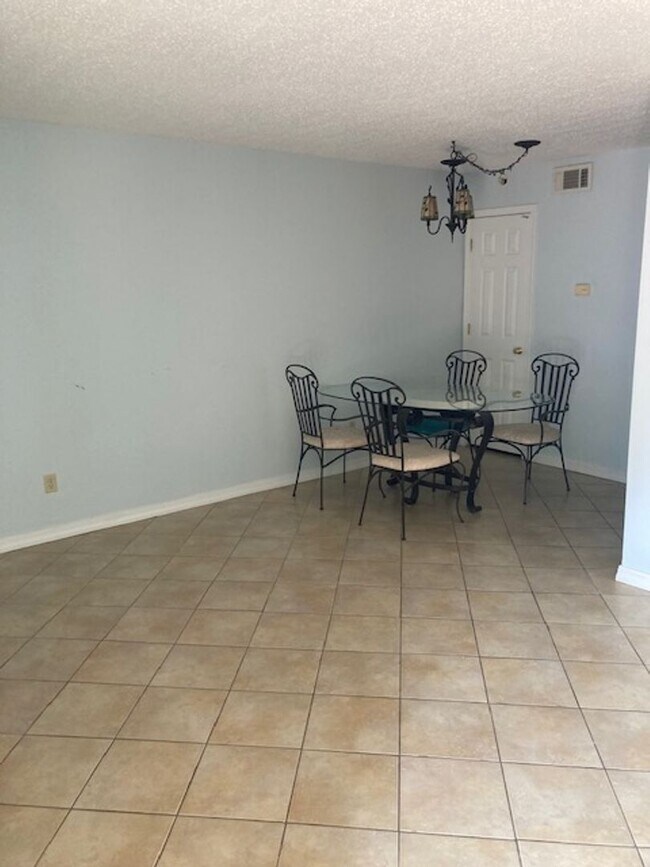 Building Photo - Spacious 1 Bedroom