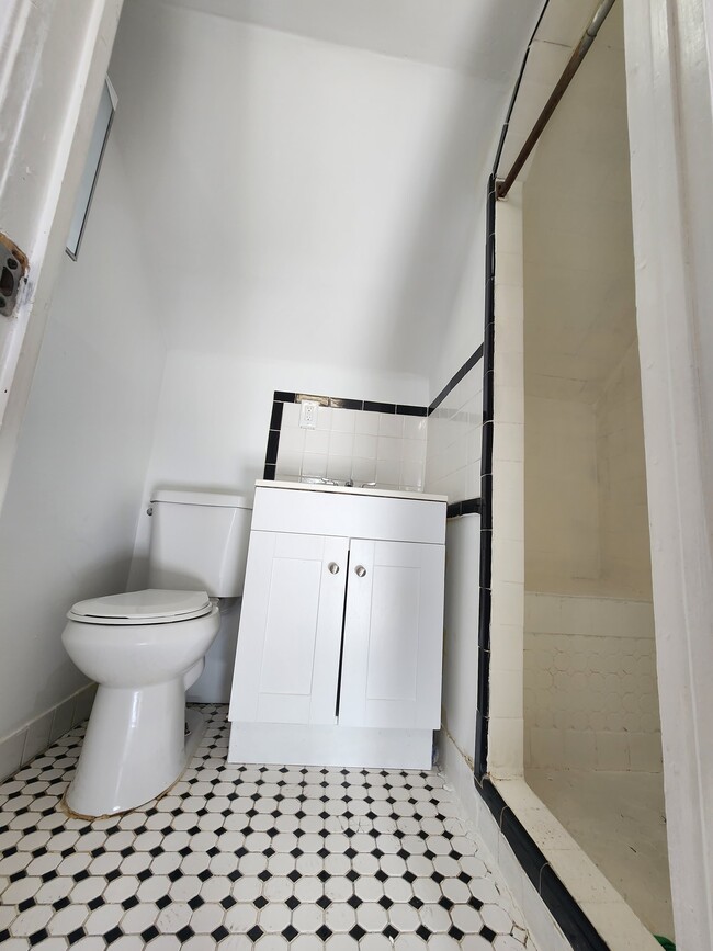 Building Photo - 135 Willow St