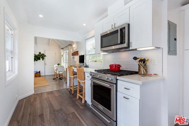 Building Photo - 444 S Roxbury Dr