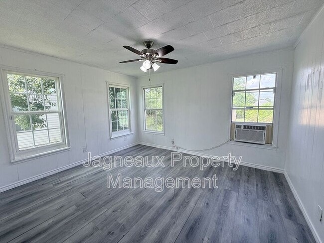 Building Photo - 525 Magnolia St