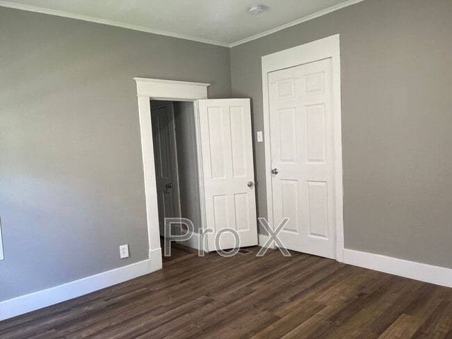 Building Photo - 304 E Park St