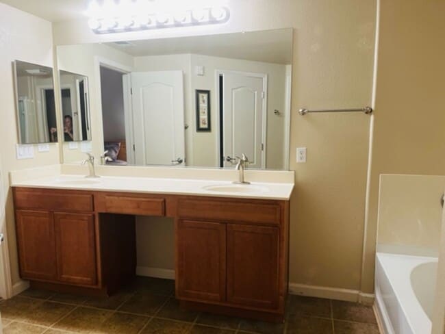 Building Photo - Beautiful Tri-Level Condominium in Gated Elk Grove Community!