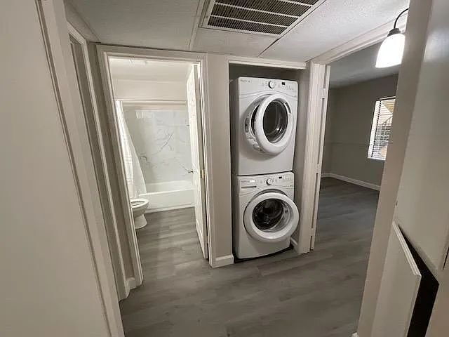 Building Photo - Updated Canyon Country Condo in Gated Community