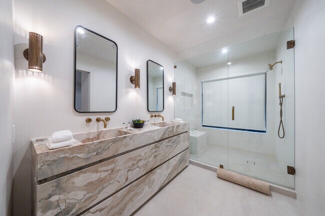 Building Photo - 2221 Bowmont Dr