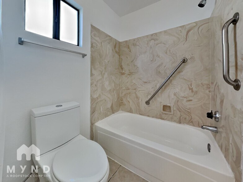 Building Photo - 370 S Pemberton Ave