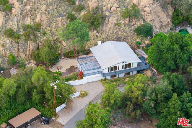 Building Photo - 8657 Valley Flores Dr