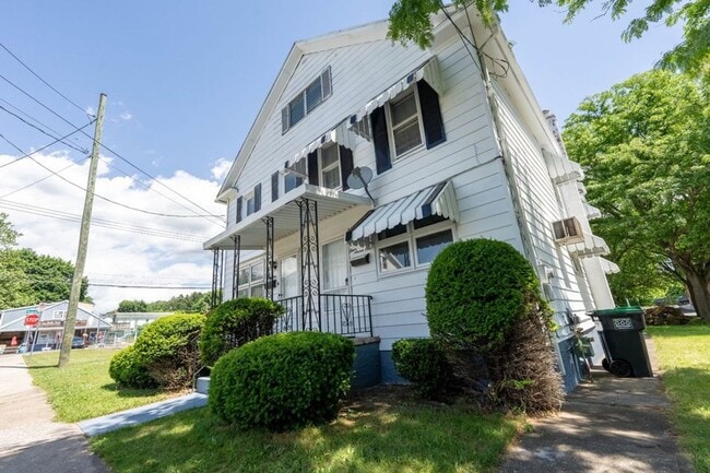 Building Photo - Well-kept 3 Bed, 1 Bath Single Family Home - Schedule your tours now!