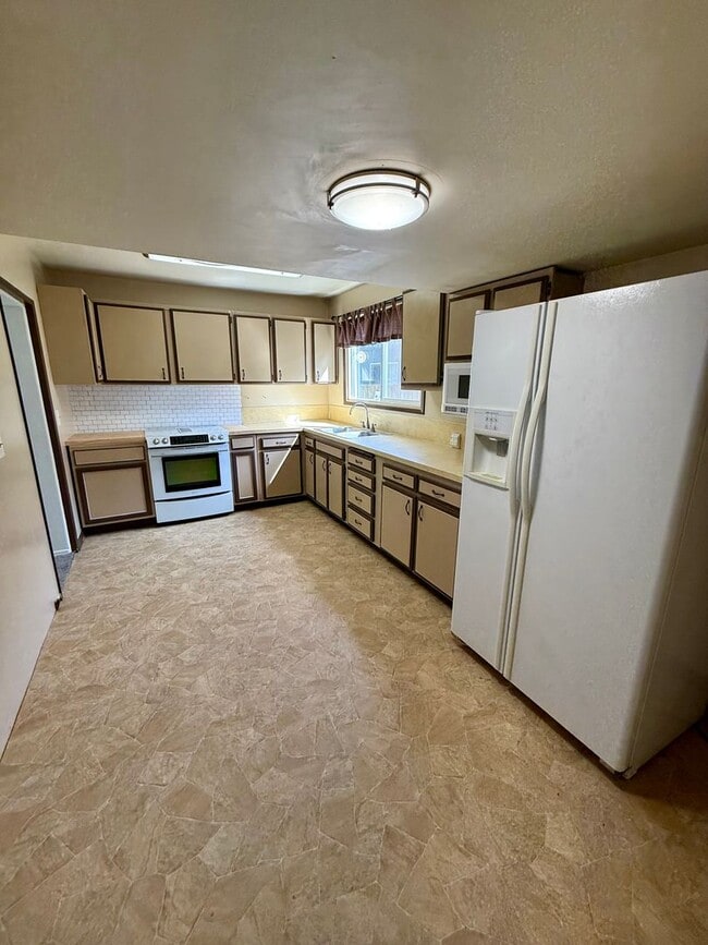 Building Photo - 3 bed 1 one bath house with yard