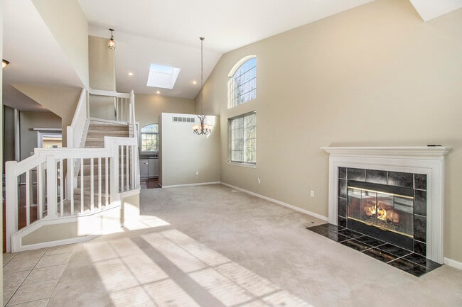 Building Photo - 5974 Versailles Ave E