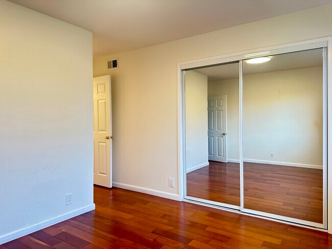 Building Photo - 1717 Gladstone Ave