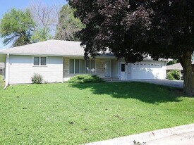 Building Photo - 1013 Maple Dr