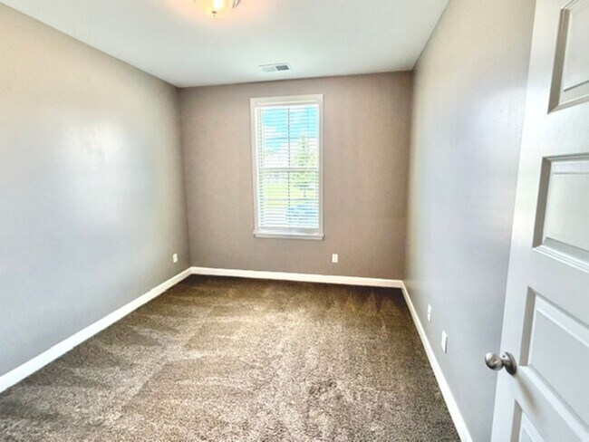 Building Photo - 35 Birkdale Dr