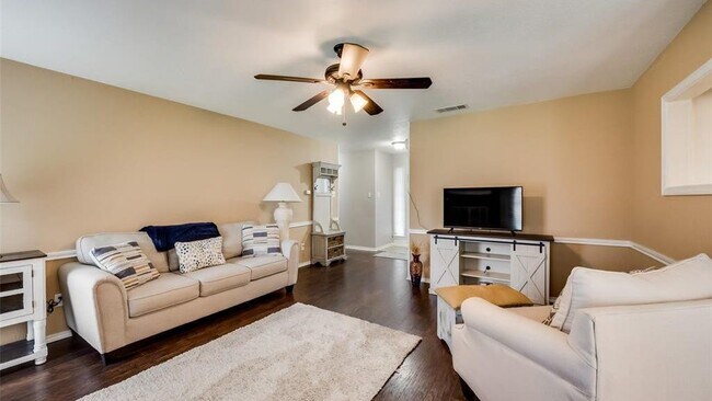 Building Photo - 617 Main St