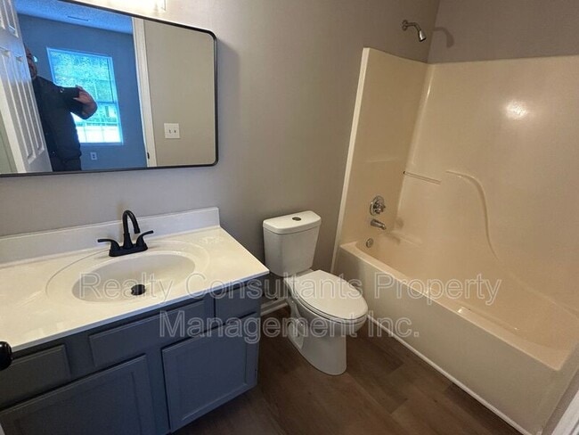 Building Photo - 2711 Ingleside Dr